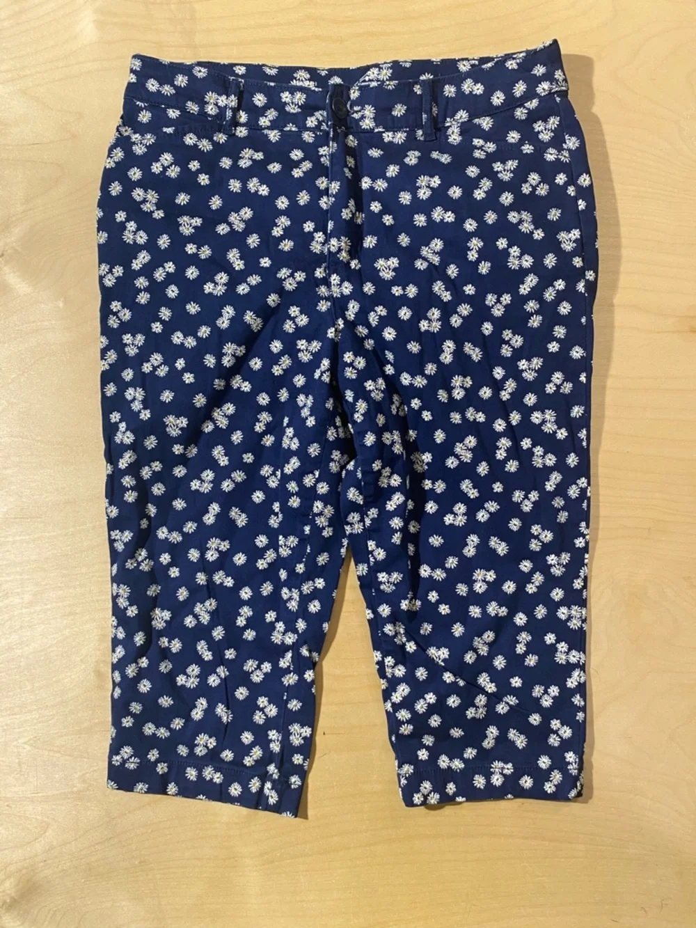 St. John's Bay Navy Capri Pants with White Daisy Print 12 (RB)